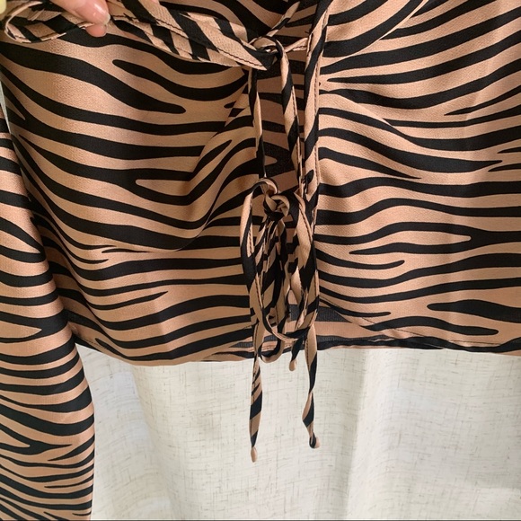SUPERDOWN revolve silky tiger stripe tie front top - Picture 5 of 5